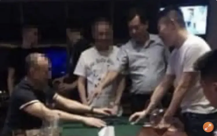 郭哲敏(右一)經營的八八會館招待所，曾有警界高官前往賭博。翻攝畫面
