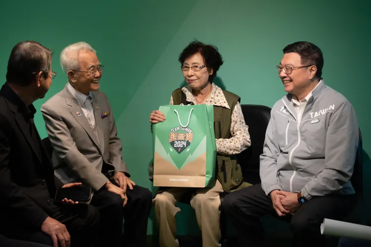 卓榮泰（右）接待方振淵。賴清德後援會提供