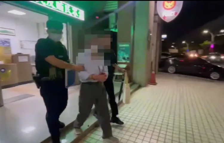 簡嫌否認行竊，但身上的32張刮刮樂讓他百口莫辯。翻攝畫面