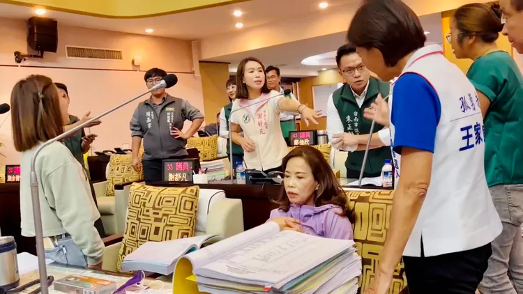 國民黨女議員林美燕後腦著地，感到不適。讀者提供