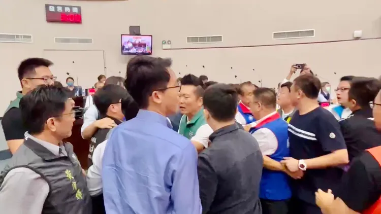 藍綠議員7日再次爆發推擠衝突。讀者提供