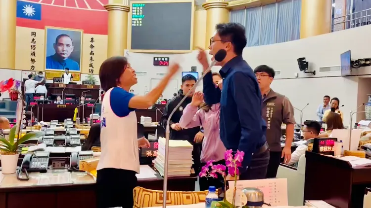 唇槍舌劍你來我往。讀者提供