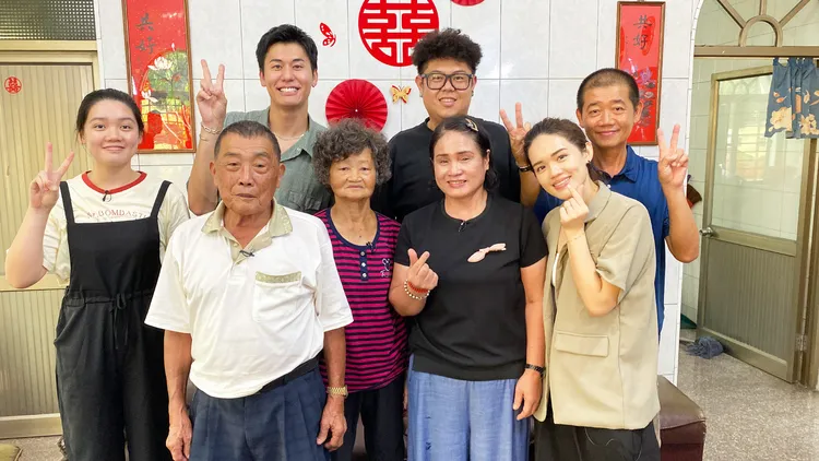 風田（左二）拜訪著迷養鴿的鴿爸王見城一家。公視提供