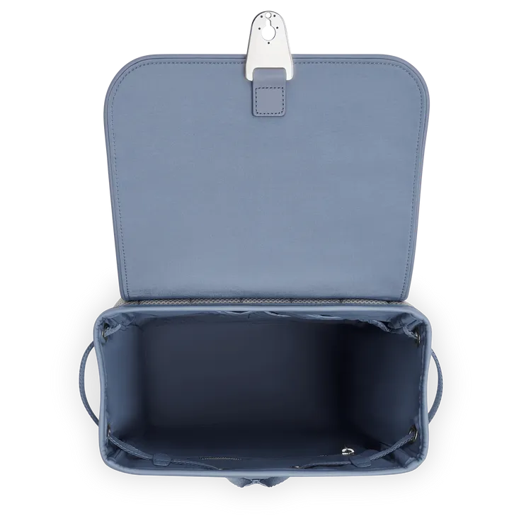 Arctic Blue北極藍尼龍翻蓋後背包擁有超大容量。品牌提供