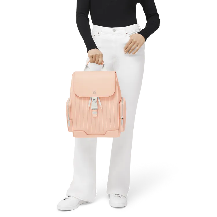 花瓣粉色翻蓋後背包以輕巧小型尺寸亮相。品牌提供