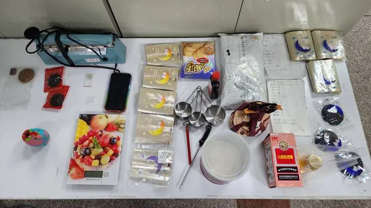 警方起出大麻膏等證物。民眾提供