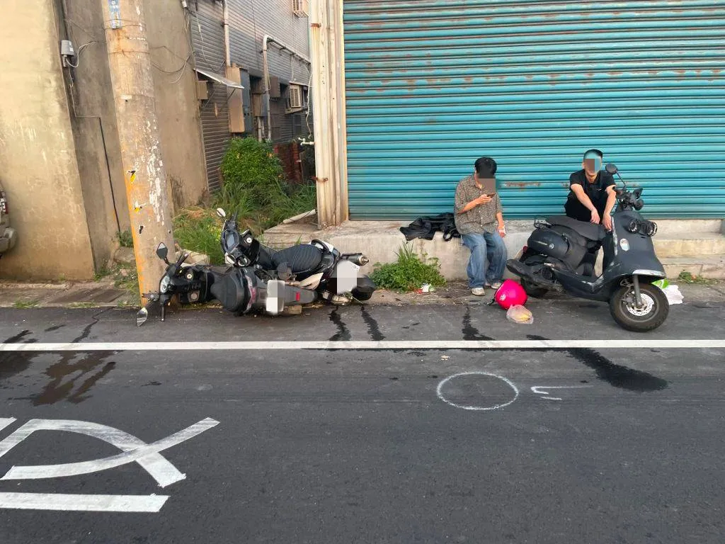 機車被擦撞後又撞上路邊停放機車。大園警分局提供