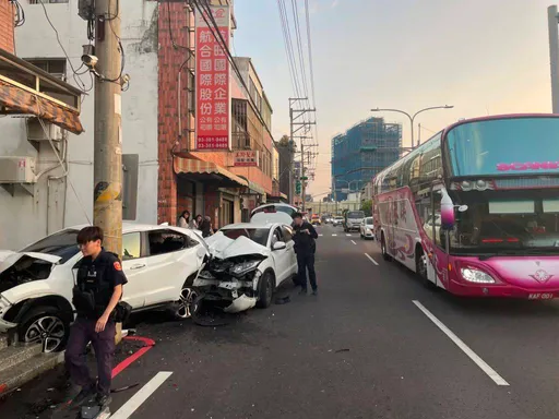 轎車擦撞同向機車再撞民宅釀2傷　5輛汽機車和民宅受損