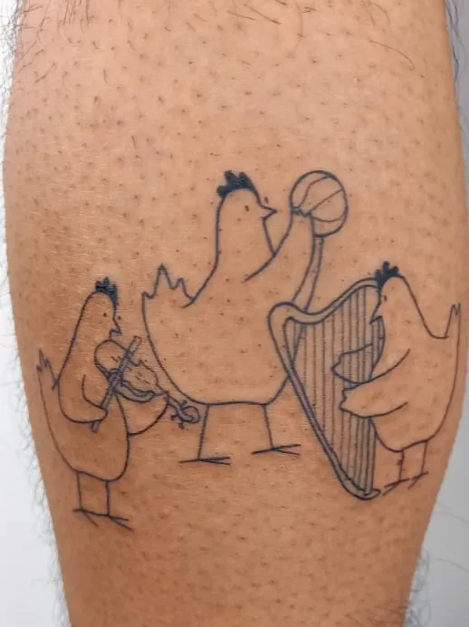 廖柏雅在柏林刺青「三隻小雞」，提前3個月預約。喜鵲娛樂提供