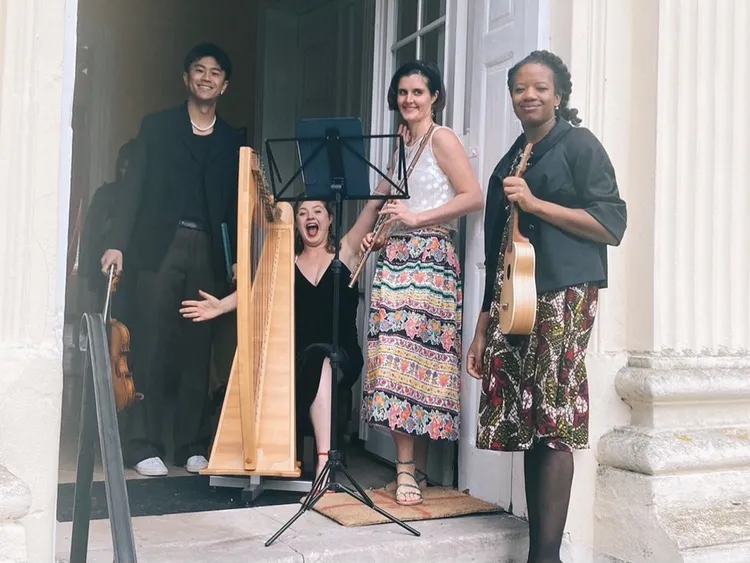 廖柏雅（左一）赴柏林喝喜酒，加碼小提琴深情演出。喜鵲娛樂提供