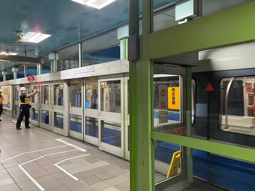 黑衣男车厢内嚣张大口抽电子烟　北捷：追查影中人并加强巡视