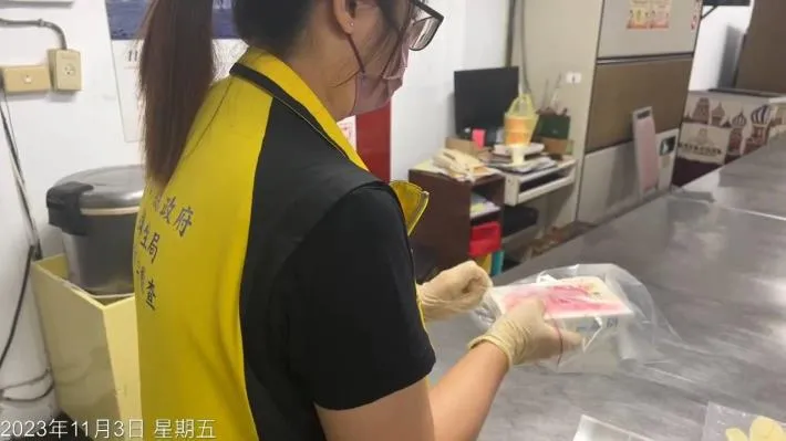 新竹縣衛生局人員稽查餐廳食材。新竹縣衛生局提供