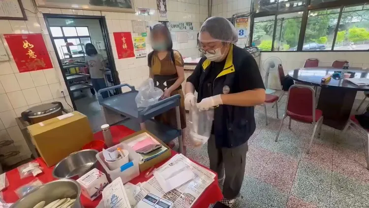 桃園市衛生局派員至活魚餐廳查。衛生局提供