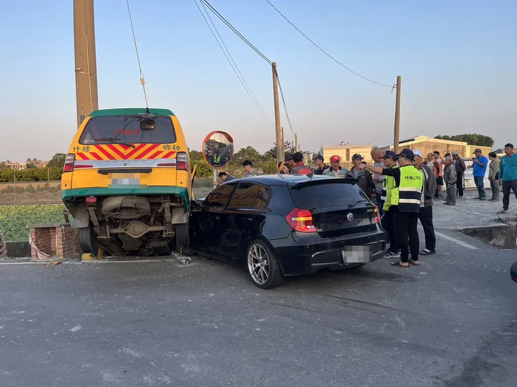 二車擦撞後，衝往側溝。讀者提供
