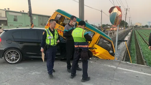 彰化娃娃車遭轎車追撞險墜溝 11名幼童輕重傷送醫急救
