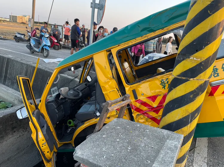 娃娃車疑遭攔腰撞上，車身凹陷。讀者提供