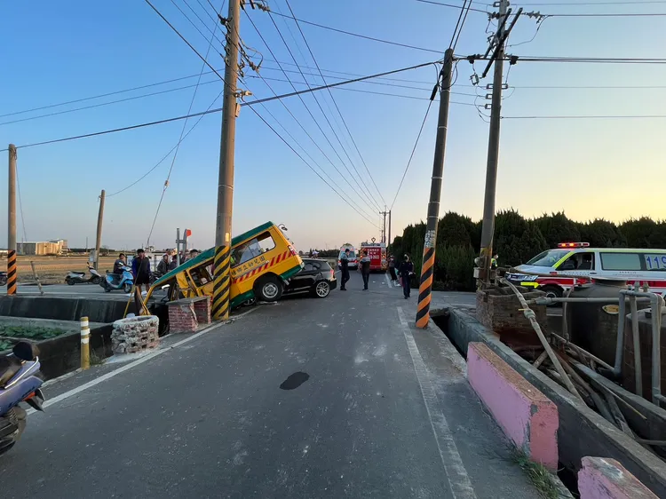 娃娃車共有11幼童、2大人送醫。讀者提供