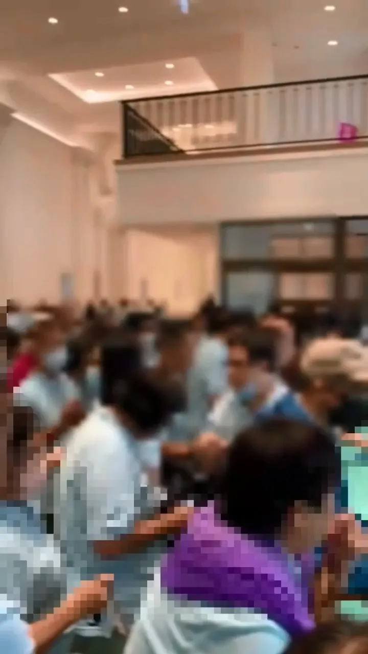 民眾排隊購買每張1萬多元的黃金兌換券。民眾提供