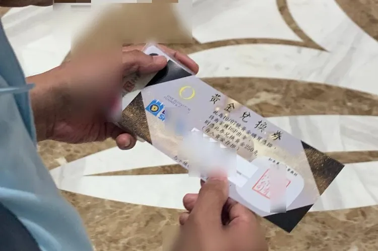 民眾排隊購買黃金兌換券。民眾提供