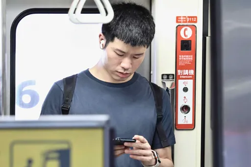 滑手機突頭頸痠麻!當心「枕神經疼痛」 避免長時間2動作