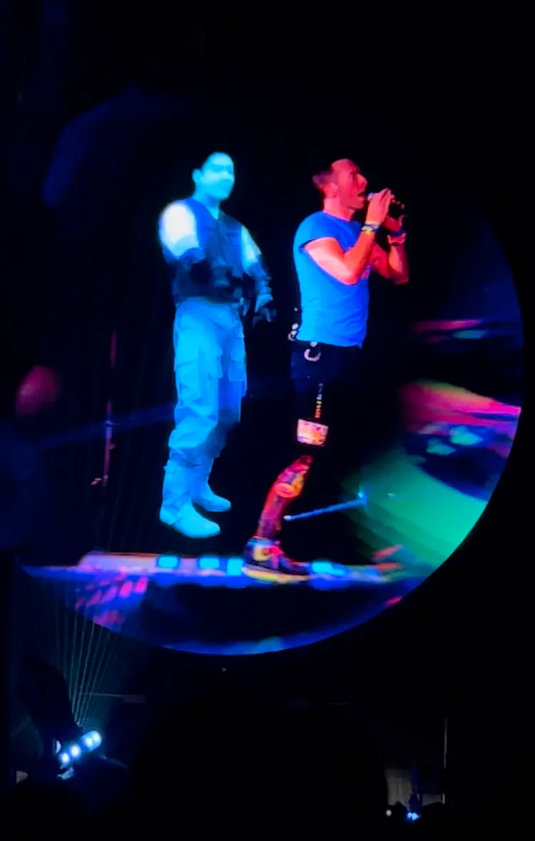 BTS出現在《My Universe》的影片中，另類合體Coldplay。讀者提供