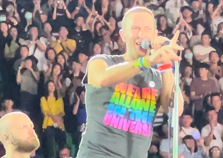 克里斯馬汀很了解時事，得知高雄業者哄抬飯店價格，笑說「有些飯店價錢漲得有點貴」。讀者提供