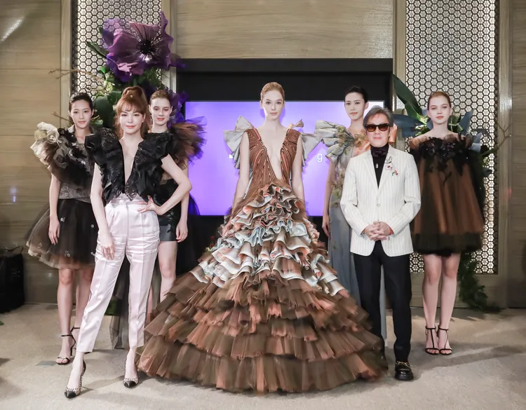 張榕容觀賞設計師方國強在台灣的首場高級訂製服大秀。品牌提供