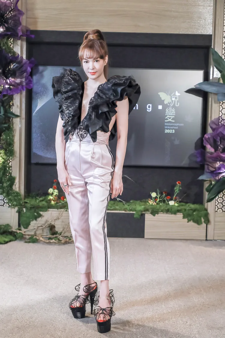 張榕容穿著V領蕾絲荷葉上衣化身蝴蝶芭比。品牌提供