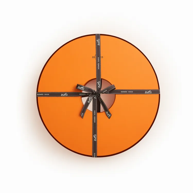 愛馬仕彩色花環指甲油禮盒，將橘盒設計為聖誕花圈之外型。品牌提供