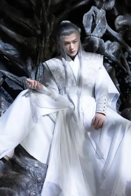 檀健次在《長相思》的白髮扮相及演技受好評。劇照