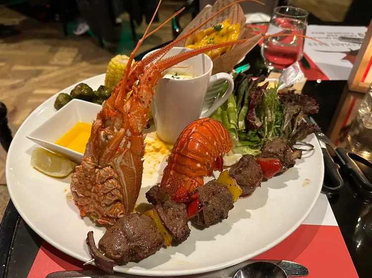 加拿大龍蝦&加拿大燒烤牛肉串套餐1,999元+10％。陳怡文攝