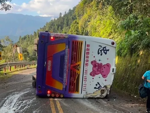 遊覽車太平山側翻1死38傷  公路局開罰公司9萬、吊扣事故車牌照3個月