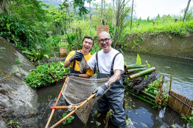 陳柏霖（左）、具俊曄第一次捕到大魚。灰魚影像提供