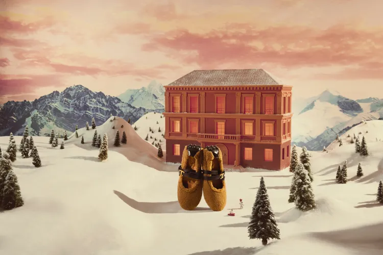 TOD'S藉由T Ring飾扣結合拼接材質玩轉新意。品牌提供