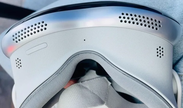 蘋果頭戴式裝置Vision Pro尚未開賣，中國已出現山寨版，工藝及材質粗糙。翻攝IT之家