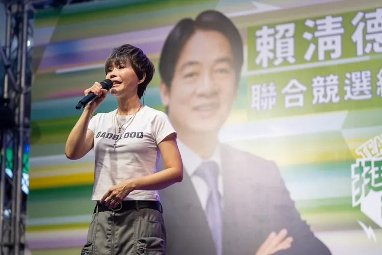 詹雅雯昨在吳沛憶競總成立大會站台演唱。吳沛憶辦公室提供