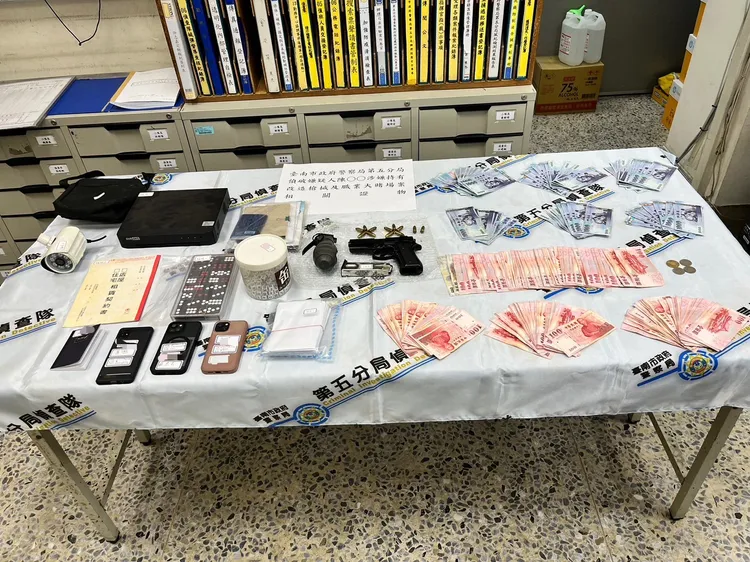 警方查扣相關證物，將依槍砲、賭博罪嫌法辦。警方提供