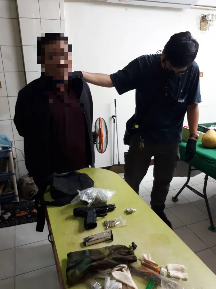 主持人陳嫌落網，在住處被搜出槍彈、手榴彈。讀者提供