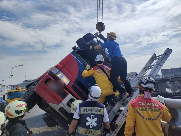 貨櫃車失控擦撞護欄，消防人員到場搶救。翻攝畫面