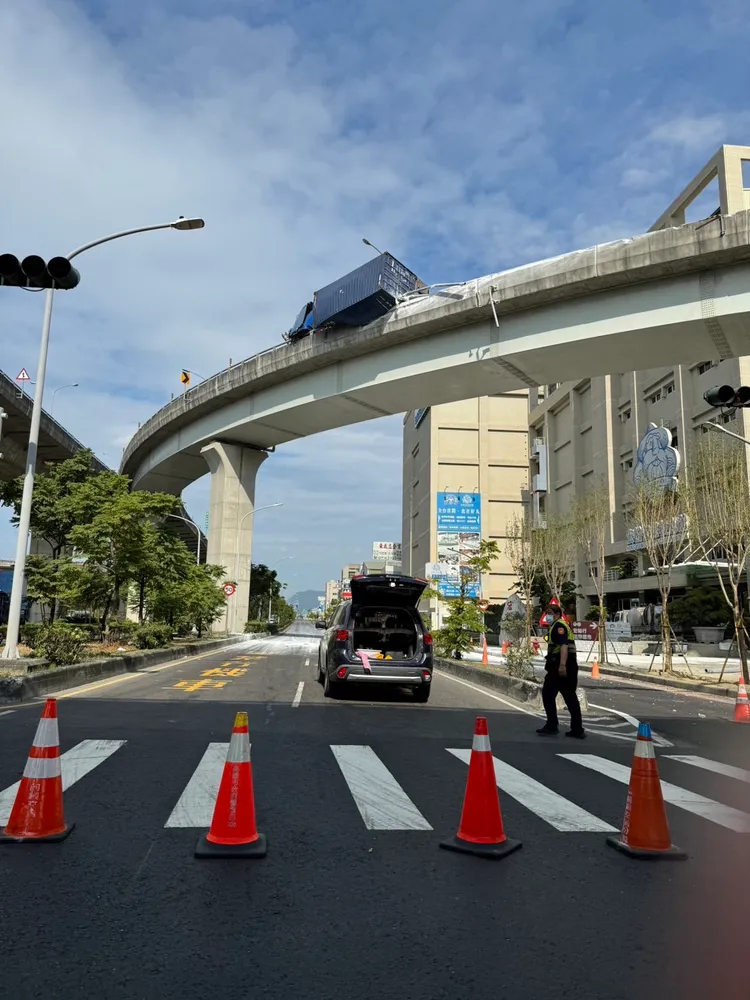 貨櫃車失控擦撞護欄，半個車身就懸在6-7層樓高處。翻攝畫面