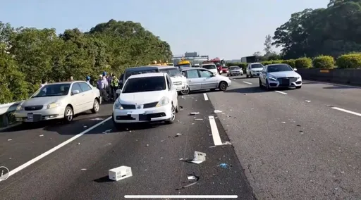 疑變換車道不慎　國3香山路段7部大小車事故釀1傷