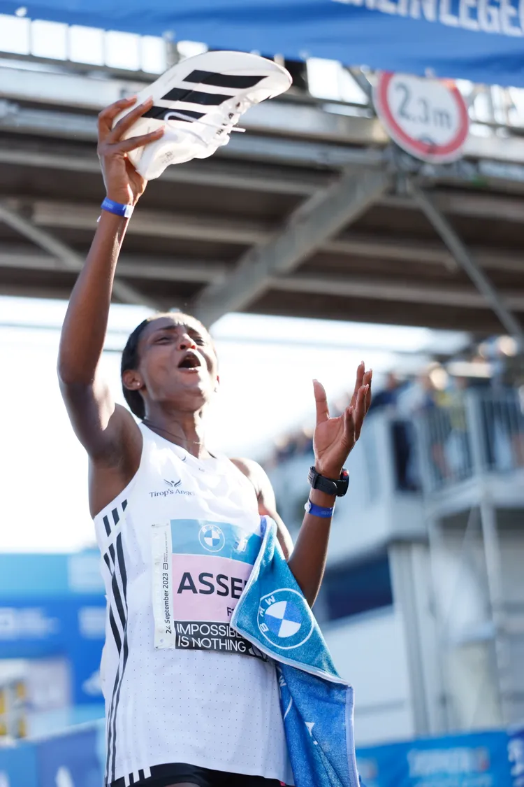 長跑選手Tigist Assefa穿著ADIZERO ADIOS PRO EVO 1創下女子馬拉松紀錄。品牌提供