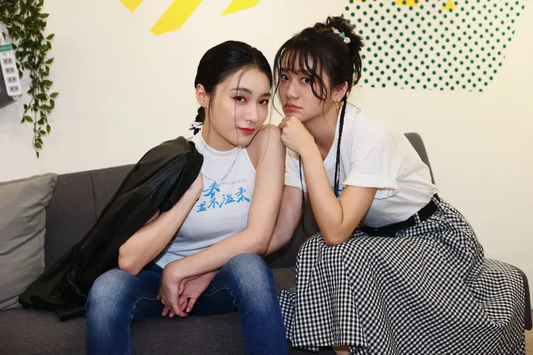 葉曉霏（左）和李玲葦在片中有多場吻戲和床戲。彭欣偉攝