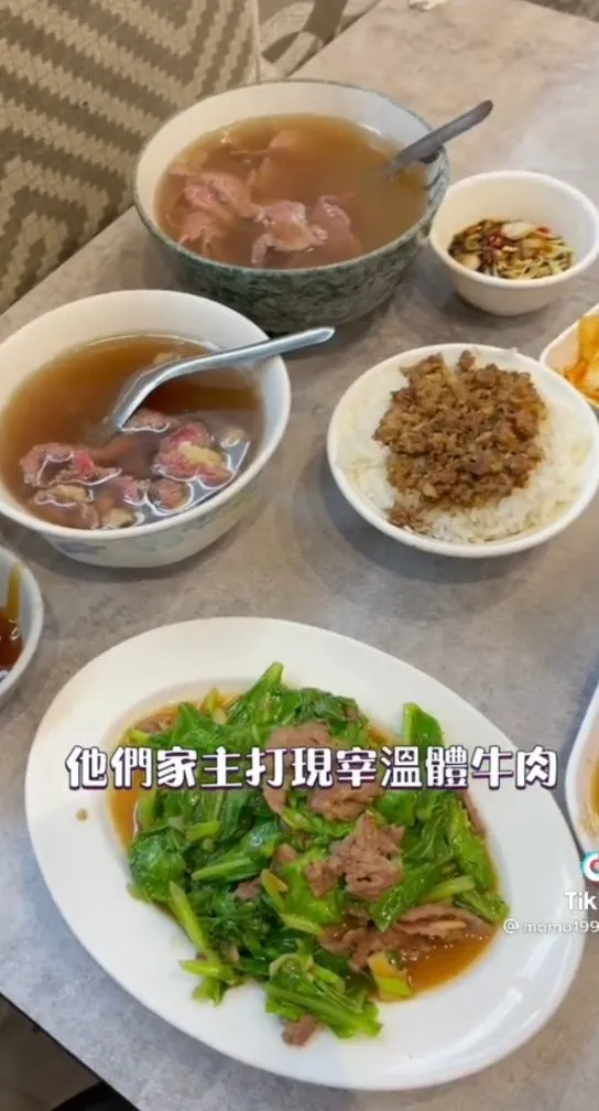 到台南一定要品嘗溫體牛肉湯。TikTok@momo19911224 / IG：momo19911224 提供