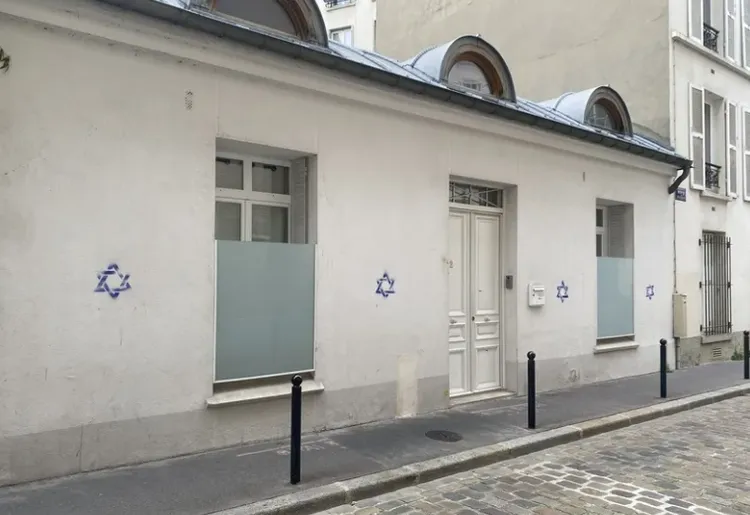 巴黎街頭出現象徵猶太人的「大衛之星」噴漆。中央社
