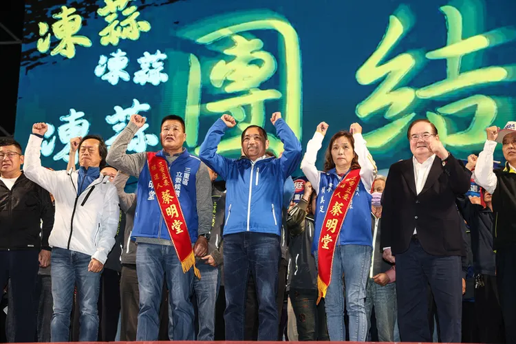 國民黨總統參選人侯友宜（左4）、黨籍立委參選人蔡明堂（左3）聯合競選總部19日在新北市三重區舉行成立大會，眾人在台上振臂呼口號爭取支持。中央社