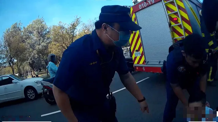 林男不勝酒力開車睡著，停車路中，警消到場關懷。翻攝畫面