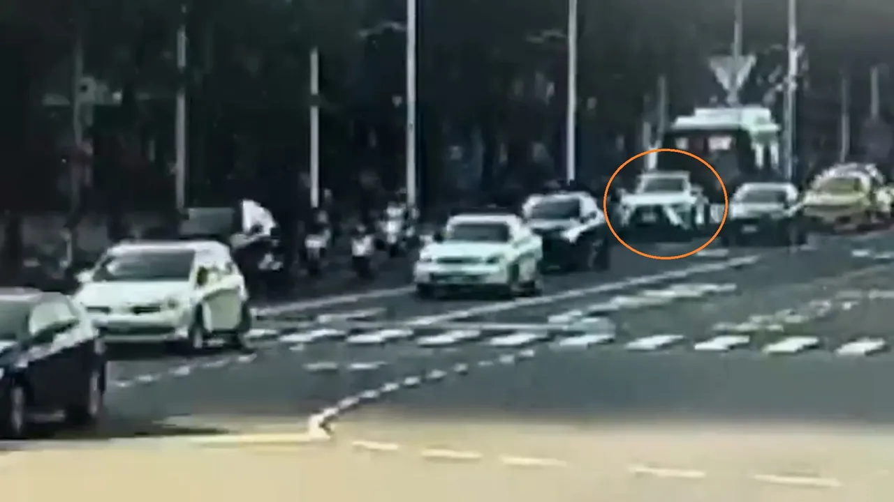 林男不勝酒力開車睡著,停車路中。翻攝畫面