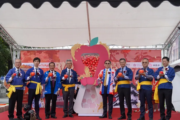 開展首10日(即日起至11/24)持HG卡於弘前函館物產展當日累計消費滿800元可免費兌換蘋果乙顆。業者提供