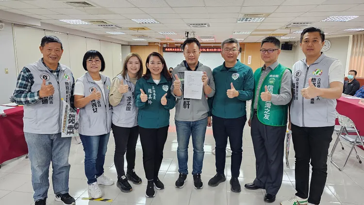 蔡銘軒搶頭香，完成南投縣第一選區立委選舉登記。蔡銘軒服務處提供